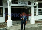 Camat Lahewa Timur diduga kurang beretika, menerima tamu Yg datang dikantornya