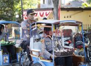 Gowes Becak Kapolres Bantaeng Antar Kue Ultah TNI
