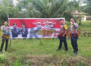 Polsek Belitang Pasang Banner TNI – Polri Jamin Keamanan Jelang Pelantikan Presiden