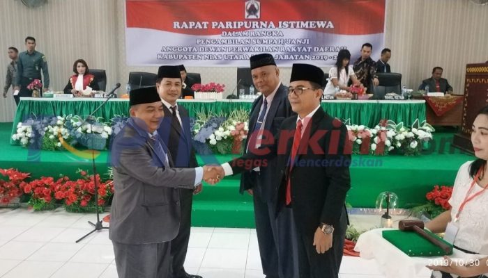 Kalau Zamil Zeb diarak Dengan Budaya Nias, Hisikia Harefa Diulosi Usai Pelantikan DPRD Nias Utara