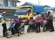 Polisi Berikan Surat Tilang Warna Merah kepada Pengemudi