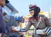 Foto Polwan Cantik di Bone Bagikan Makanan kepada Masyarakat Pra Sejahtera