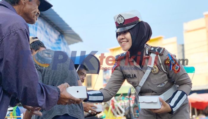 Foto Polwan Cantik di Bone Bagikan Makanan kepada Masyarakat Pra Sejahtera