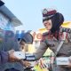 Foto Polwan Cantik di Bone Bagikan Makanan kepada Masyarakat Pra Sejahtera