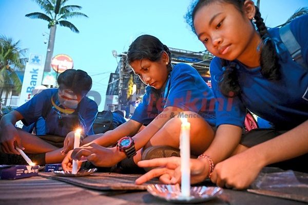 Peringati 17 tahun BOM BALI, Puluhan Orang Nyalakan Lilin
