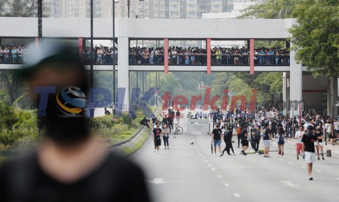 Demonstran Hong Kong kembali bentrok dengan polisi