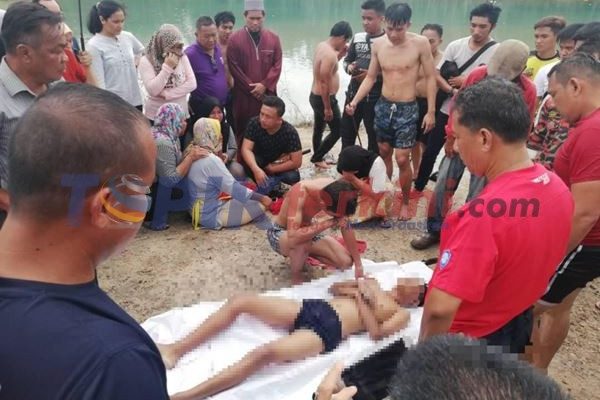 Sekelompok Remaja Berenang di kolam berakhir tragis