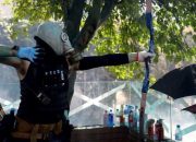 SADIS….!! Demonstran Gunakan Panah Saat Rusuh