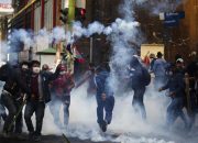 Bentrokan sengit Pendukung Presiden yang mundur dengan Polisi Tewaskan 4 Orang