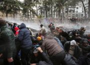Polisi Georgia menahan Demonstran yang menuntut Pemilihan dipercepat