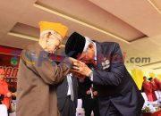 Peringati Hari Pahlawan, Husler Cium Tangan Tokoh Veteran dan Serahkan Bantuan Sosial