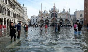 Venesia yang dilanda banjir akan menghadapi gelombang pasang luar biasa pada hari Minggu