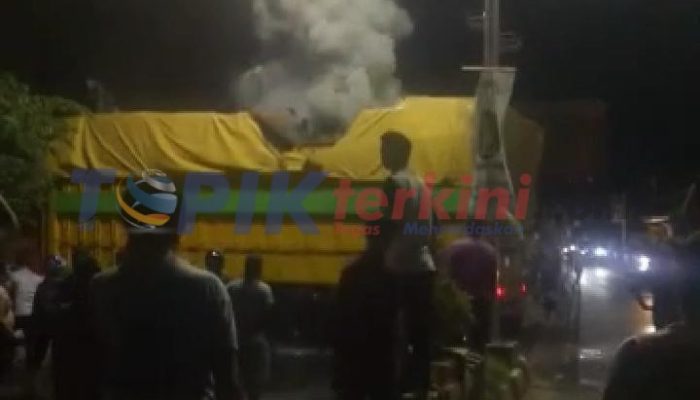 Parkir di SPBU Salobulo, Truk Muat Barang Campuran Terbakar