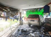 Mobil tabrak rumah Anggota Polisi di sekadau, Satu Orang Pekerja Tewas
