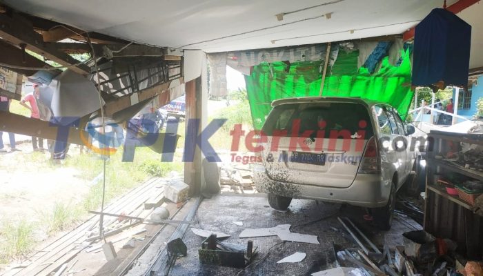 Mobil Tabrak Rumah Anggota Polisi di Sekadau, Satu Orang Pekerja Tewas