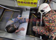 Kaki Pria ini patah setelah terjepit eskalator