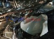 Pohon Tumbang Menimpa sebuah Mobil di Bone