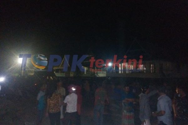 BREAKING NEWS: Diduga Kasus Siri’, Rumah di Empoang Selatan di Serang Massa