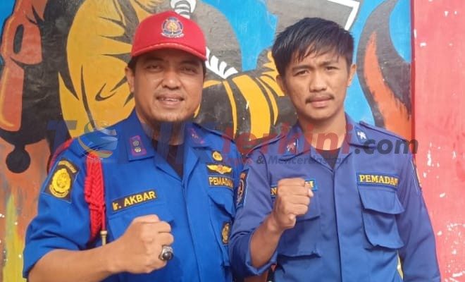 Aksi Heroik Personil Damkar Bone Saat Lakukan Penyelamatan Korban Kebakaran