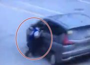 Aksi Nekat Petugas Lalulintas Menempel di Jendela Mobil yang Melaju Kencang