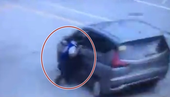 Aksi Nekat Petugas Lalulintas Menempel di Jendela Mobil yang Melaju Kencang