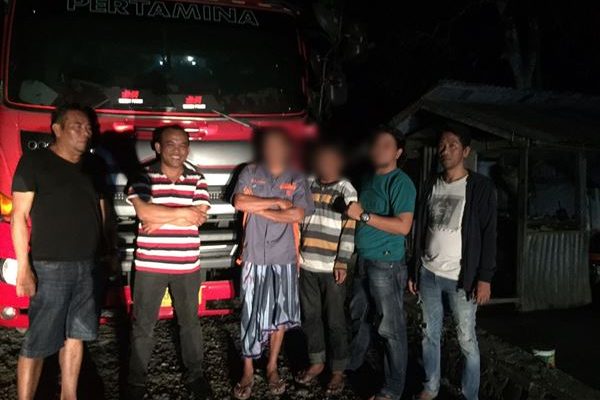 Sopir Tangki dan Penadah ditangkap Polisi Saat Transaksi Jual Beli BBM Tersegel di Bone