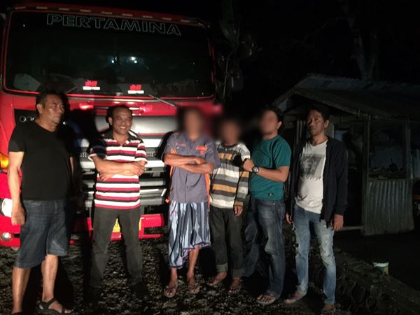 Sopir Tangki dan Penadah ditangkap Polisi Saat Transaksi Jual Beli BBM Tersegel di Bone