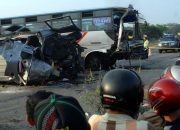 Tabrakan bus di Bandung menewaskan tujuh orang