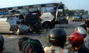 Tabrakan bus di Bandung menewaskan tujuh orang