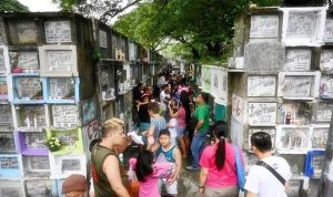 Ziarah Tahunan, Orang Filipina berkemas untuk mengenang orang mati