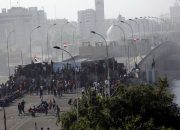Pengunjuk rasa mengambil kembali bagian jembatan di Baghdad tengah