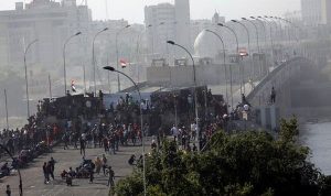 Pengunjuk rasa mengambil kembali bagian jembatan di Baghdad tengah