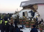Pesawat dengan 100 penumpang jatuh dan menabrak bangunan 2 lantai