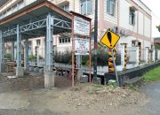 Rambu peringatan, yg terletak di jln cipto berdiri tegak di dalam parit, kadishub Gusit diduga kurang pengawasan