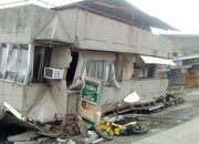 Tim penyelamat berburu para korban setelah bangunan pusat perbelanjaan runtuh akibat Gempa