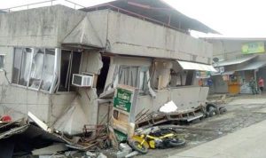 Tim penyelamat berburu para korban setelah bangunan pusat perbelanjaan runtuh akibat Gempa