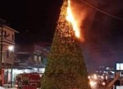 Pohon Natal dikota Gunungsitoli, disambar sijago merah