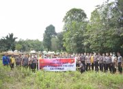 Bhakti Sosial Jelang Natal, Polres Sekadau Bersihkan Tempat Pemakaman