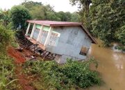 1 Unit Rumah di Nanga Mentukak Ambruk Akibat Longsor