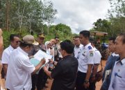 Jalan Poros Timpuk-Tigur Jaya Terendam Banjir, Rupinus Teken Penghargaan ODF di Jalan