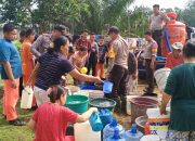 Polsek Sekadau Hulu Bagikan Air Bersih Kepada Warga
