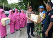 Periksa Pos Pengamanan Ops Lilin 2019, Kapolres Dan Ketua Bhayangkari Bantaeng Bagi Bingkisan