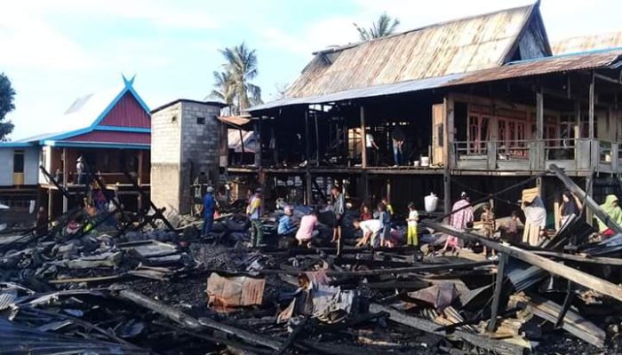 Kebakaran di Bungung Kanunang hanguskan 4 Unit Rumah dan membakar 2 Orang