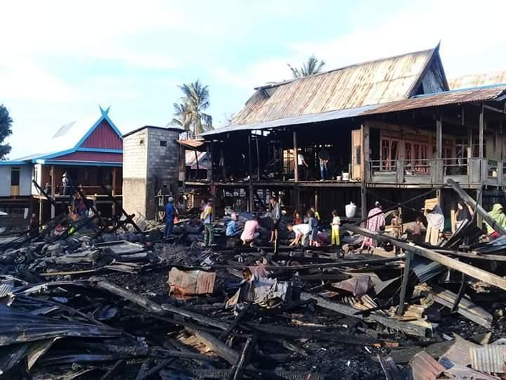 Kebakaran di Bungung Kanunang hanguskan 4 Unit Rumah dan membakar 2 Orang