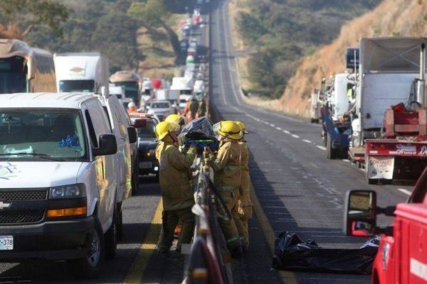 Usai Tabrakan, Sebuah Mobil terbakar dan menewaskan 14 Orang