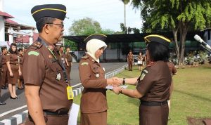 Wakajati Sulut berikan penghargaan kepada Jaksa dan Pegawai teladan