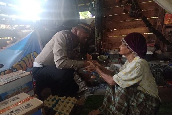 Polantas Peduli, Satlantas Polres Bone berikan bantuan kepada Nenek yang Lumpuh dan hidup sebatangkara
