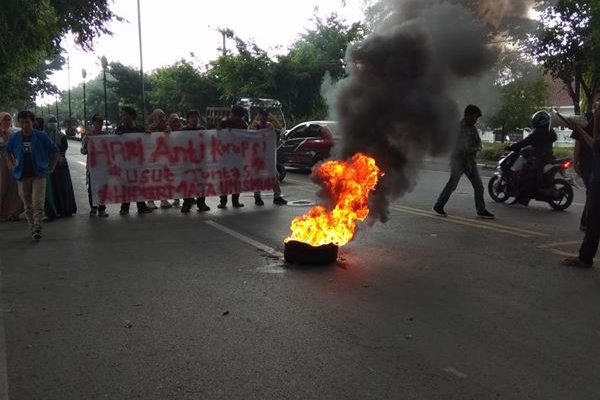 Hari Anti Korupsi, Hipermata Komisariat Unismuh Unjuk Rasa di Depan Kantor Bupati Takalar