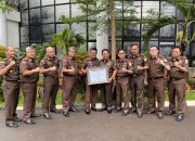 Wakil Kejaksaan Agung RI berikan Piagam Penghargaan Kepada Kajati Sulut, Kajari Tomohon dan Kajari Kepulauan Sangihe