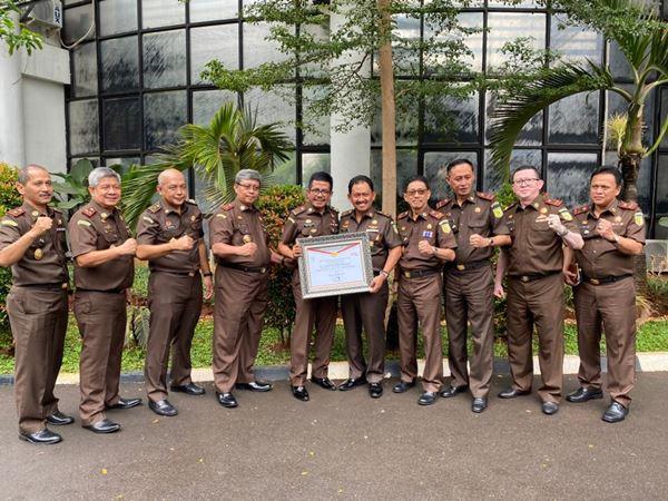 Wakil Kejaksaan Agung RI berikan Piagam Penghargaan Kepada Kajati Sulut, Kajari Tomohon dan Kajari Kepulauan Sangihe